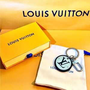 Louis Vuitton LV Circle Keychain / Bag Charm – Authentic